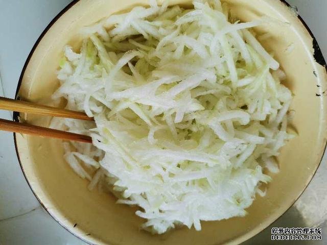 西红柿鸡蛋、韭菜鸡蛋、黄瓜鸡蛋、茄子青椒木耳、冬瓜馅饺子做法