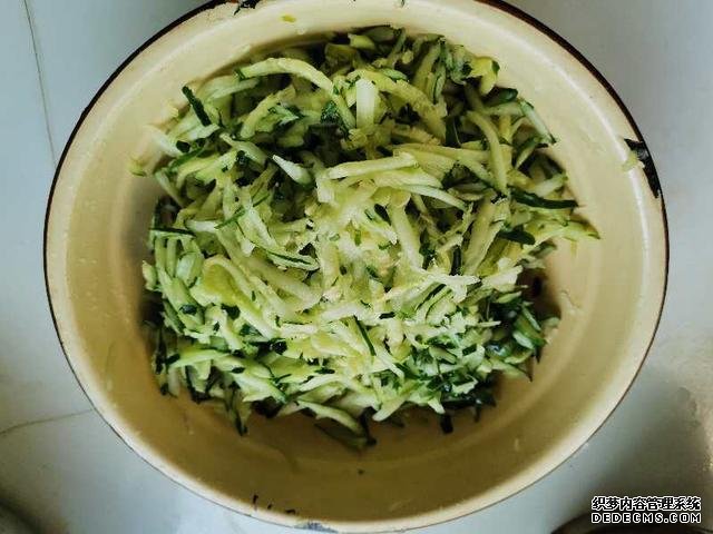 西红柿鸡蛋、韭菜鸡蛋、黄瓜鸡蛋、茄子青椒木耳、冬瓜馅饺子做法