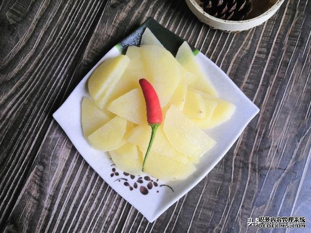厨师长揭秘:饭店炒土豆片的技巧,香辣过瘾一顿吃一大盘