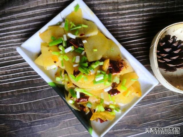 厨师长揭秘:饭店炒土豆片的技巧,香辣过瘾一顿吃一大盘