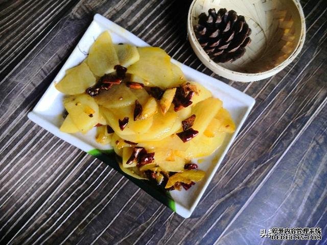 厨师长揭秘:饭店炒土豆片的技巧,香辣过瘾一顿吃一大盘