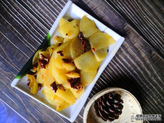 厨师长揭秘:饭店炒土豆片的技巧,香辣过瘾一顿吃一大盘