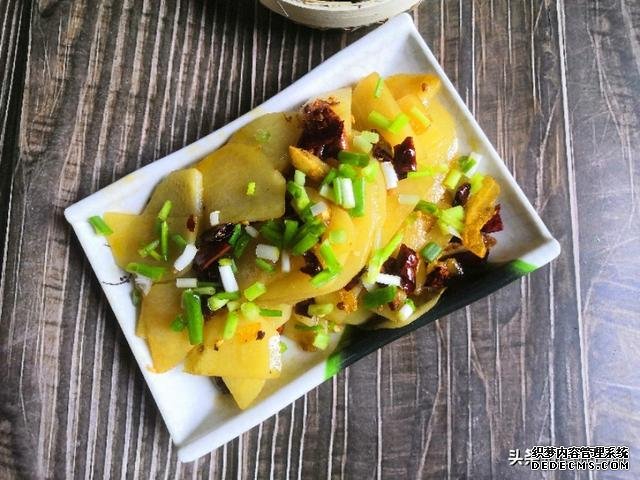 厨师长揭秘:饭店炒土豆片的技巧,香辣过瘾一顿吃一大盘