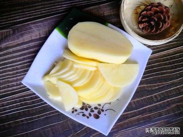 厨师长揭秘:饭店炒土豆片的技巧,香辣过瘾一顿吃一大盘