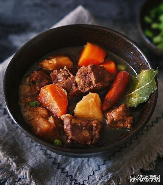 美食推荐：麻辣水煮鱼、砂锅红烧肉、炒雪菜、牛肉烧土豆