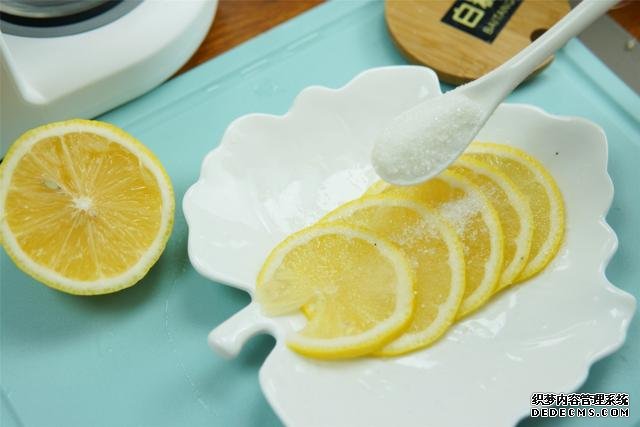 自制冰红茶和冰糖雪梨，5块钱成本，煮一锅放冰箱，冰爽过夏天